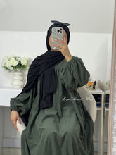 Load image into Gallery viewer, Closed Corduroy Abaya